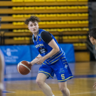 Josep Fermí Cera disputant un partit amb el Club ourense Baloncesto.