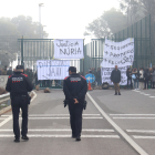 Dos agents dels Mossos d'Equadra davant les portes del centre penitenciari Mas d'Enric durant la jornada de protesta.
