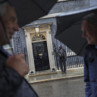 Imatge de la porta del 10 de Downing Street, l'endemà de les eleccions britàniques.