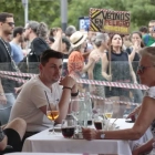 Varios turistas en una terraza de un bar durante la manifestación.