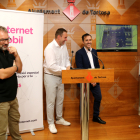L'alcalde de Tortosa, Jordi Jordan, amb els representants d'Eacom i Eports i el responsable del grup Alado que ha dissenyat la nova seu logística del grup a la ciutat.