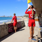 Dos socorristes vigilant a la platja del Miracle de Tarragona.