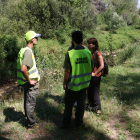 Un parell d'informadors ambientals conversen amb visitants de l'Albereda de Santes Creus.