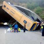 L'autobús que ha bolcat a l'entrada d'un túnel a la C-32 al Maresme.