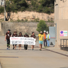 Participants a la Marxa dels Sediments mentre creuen a peu la presa del pantà de Riba-roja.