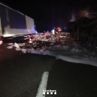 Imatge del camió incendiat a l'AP-7.