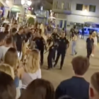 Captura del vídeo que mostra els agents de la Guàrdia Urbana intervenint en la baralla a la plaça de la Font