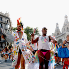 Dues persones ballen a la desfilada del Pride pel centre de Barcelona