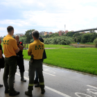 Rsponsables de l'Ajuntament de Santa Coloma de Gramenet, membres de les ADF i de Protecció Civil al Parc Fluvial del Besòs, tancat pels vessaments tòxics causats per l'incendia Polinyà