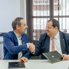 El conseller d'Interior, Joan Ignasi Elena i el president del Consell Comarcal, Sergi Méndez, durant la signatura del conveni.