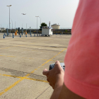 Un dron sobrevolant terrenys del Port de Tarragona.