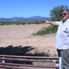 L'alcalde de Móra la Nova, Carlos Trinchan, mostra els terrenys desocupats del polígon industrial del Molló