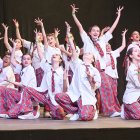 Un grup de ballarins de dansa urbana en un escenari