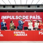 Sánchez aplaudeix Teresa Ribera a la reunió de l'Executiva Federal del PSOE.