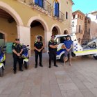 Imatge dels tres nous agents de la Policia d'Altafulla i la nova grua municipal.