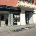 Imatge de l'oficina de Caixabank de la Rambla Marinada de Llorenç del Penedès assaltada després del robatori.