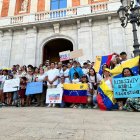 Imatge dels assistents a la concentració a la Plaça de la Font de Tarragona.