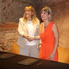 La consellera de Cultura, Natàlia Garriga, i la presidenta de la Diputació de Tarragona, Noemí Llauradó, després de signar el conveni de col·laboració per a la gestió conjunta del castell monestir d'Escornalbou.