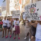 Els manifestants mostraven pancartes amb missatges com ‘Tornen els 80 i ens deixen morir al carrer’.