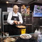 El Cocinero Fiel cuinant peix de proximitat al Mercat Central.