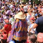 Persones intentant refugiar-se de la calor durant la diada castellera de Sant Magí de 2023 a Tarragona