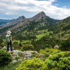 Un excursionista observa el paisatge al parc natural del Port