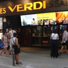 L'exterior dels cinemes Verdi al carrer Verdi de Barcelona