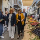 L’alcaldessa de Valls, Dolors Farré, el president de la Cambra de Comerç, Josep M. Rovira, i la consellera Meritxell Serret visitant els expositors de la Firagost.