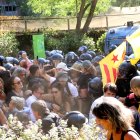 Manifestants dispersats amb gas a l'entrada del Parc de la Ciutadella.