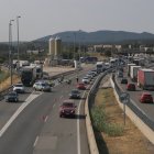 Imatge de vehicles aturats en una de les vies de sortida de Barcelona.