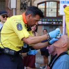 Imatge de persones ateses pel SEM després de les càrregues dels Mossos.