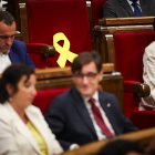 Un llaç groc al ple del Parlament durant el debat d'investidura.
