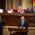 El president de Junts, Albert Batet, intervé al ple del Parlament amb la Mesa al darrere.