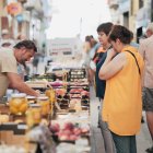 Una de les parades de productes de proximitat al carrer de la Cort per la Firagost 2024.