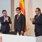 El president de la Generalitat, Salvador Illa, amb l'expresident Pere Aragonès i el president del Parlament, Josep Rull