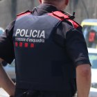 Detall d'un mosso d'esquadra durant un operatiu policial