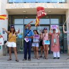 La plantilla d'AEMA Hispánica a Cambrils manifestant-se a les portes de l'Ajuntament.