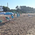 Cadires i para-sols resevant la primera línia de la platja Llarga de Tarragona.