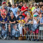 Desenes de persones esperen l'arribada de Carles Puigdemont a Barcelona.