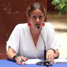 La regidora d'ERC a l'Ajuntament de Tarragona, Maria Roig, en roda de premsa al pati Jaume I del consistori.