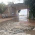 Imatge del pont del carrer Josep Ras que dona accés a l'Arrabassada inundat.