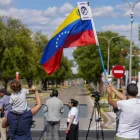 Simpatitzants de l'excandidat opositor a la Presidència de Veneçuela, Edmundo González Urrutia, a la porta de la base aèria de Torrejón de Ardoz (Madrid)