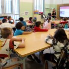 Alumnes de l'escola La Vitxeta de Reus dins l'aula en el primer dia del curs escolar.
