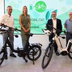 Imatge dels dos models de bicicleta elèctrica que ha adquirit el port de Tarragona per fer la prova pilot de mobilitat sostenible.