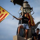 Una manifestant amb una estelada a la plaça d'Espanya, participant a la manifestació convocada per l'ANC amb motiu de la Diada.