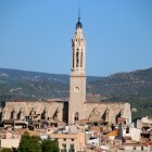 Imatge del campanar de l'església de Sant Joan de Valls, després de la reforma, des dels afores del municipi.