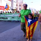 Participants en la manifestació de la Diada de Tortosa recorrent l'avinguda de la Generalitat.