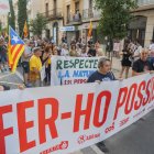 Imatge de la gent concentrada caminant pels carrers de Reus durant la mobilització independentista per l’11 de setembre.