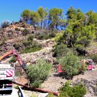 Operaris treballen en la reparació de la xarxa elèctrica a la zona afectada per l'incendi de Porrera.