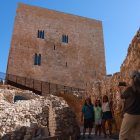 Una família de la Rioja es fotografia davant de la torre del Pretori de Tarragona